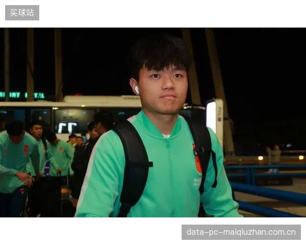 20岁小将杨希攻防两端表现优异，成低迷海港阵中为数不多亮点。